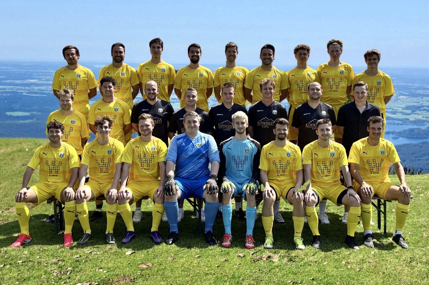 Mannschaftsfoto der Herren des FC Bad Kohlgrub vor Bergpanorama